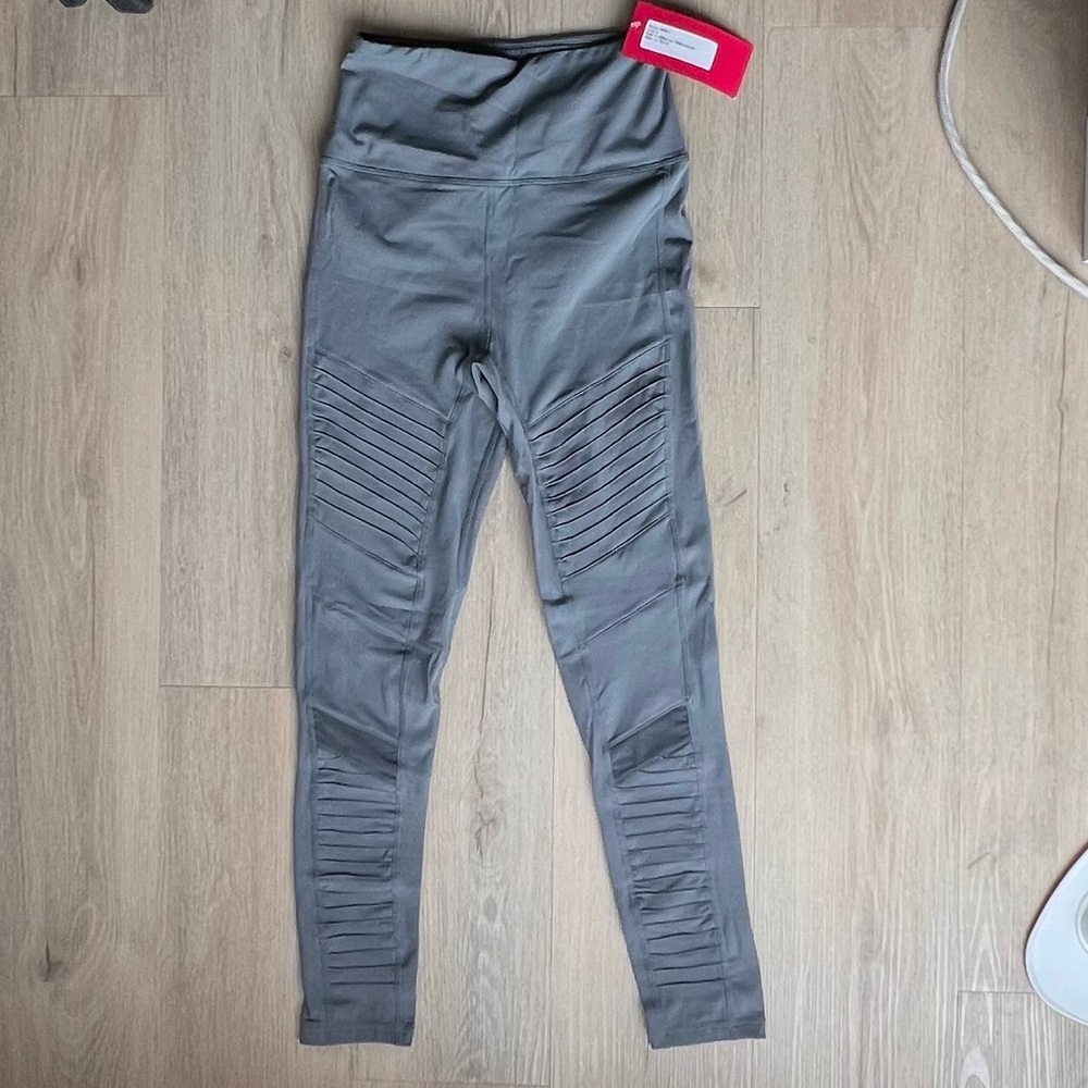Gray Leggings with details